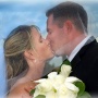 Страстный поцелуй жениха и невесты