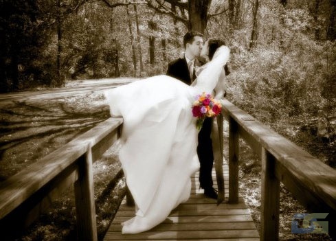 Невеста и жених на мостике в Сочи